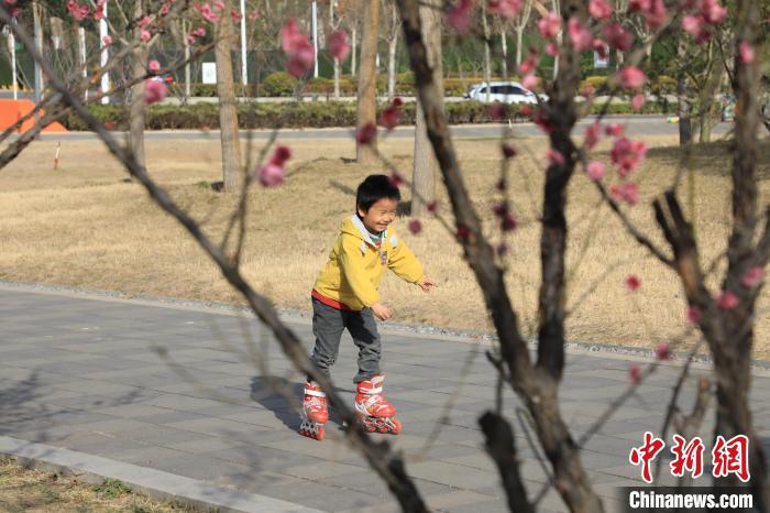 小朋友公園里玩耍。　鄧小強(qiáng) 攝