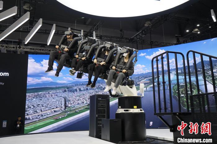 圖為觀眾在展會模擬體驗未來城市空中移動出行方式?！⑿?攝
