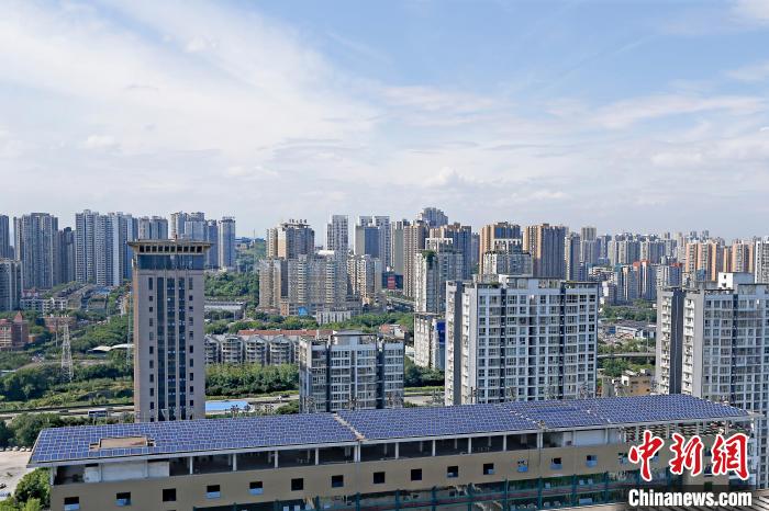 圖為輝騰能源在重慶市九龍坡區(qū)留學(xué)生創(chuàng)業(yè)園屋頂建設(shè)的光伏發(fā)電示范項(xiàng)目。　受訪企業(yè)供圖