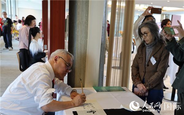“聯(lián)合國(guó)中文日”慶祝活動(dòng)上進(jìn)行了書(shū)法等中國(guó)文化展示。人民網(wǎng)記者 尚凱元攝
