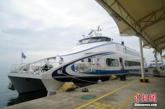 5月3日，“新捷安”輪載著157名乘客從廈門啟航前往金門，這是“新捷安”輪入列廈金航線后的首個(gè)航班。廈門海事局執(zhí)法人員對船舶進(jìn)行了全面的開航前檢查，確保首航安全?！靶陆莅病陛喛傞L43米、船寬10.5米、型深3.61米，載客量350人，是現(xiàn)有廈金客運(yùn)航線參營客船中載客定額最大的雙體穿浪高速客船，用以替換原有的“捷安”輪。福建海事 供圖