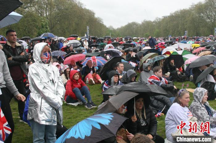 當地時間5月6日，英國國王查爾斯三世的加冕儀式舉行。民眾雨中觀看儀式。　張平 攝