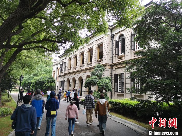 新階層人士參觀英國駐滬領事館?！》队畋?攝