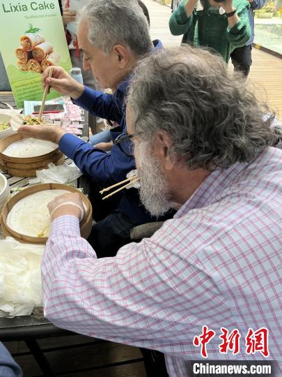 外交官們體驗做立夏餅?！∪A東師范大學供圖