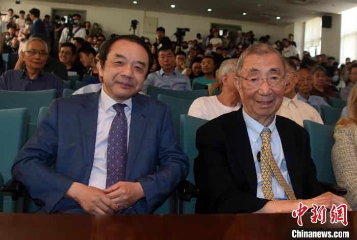 高能論壇開始前，丁肇中先生(右)與主持論壇的中科院高能所所長王貽芳院士合影?！?lt;a target='_blank' href='/'><p  align=