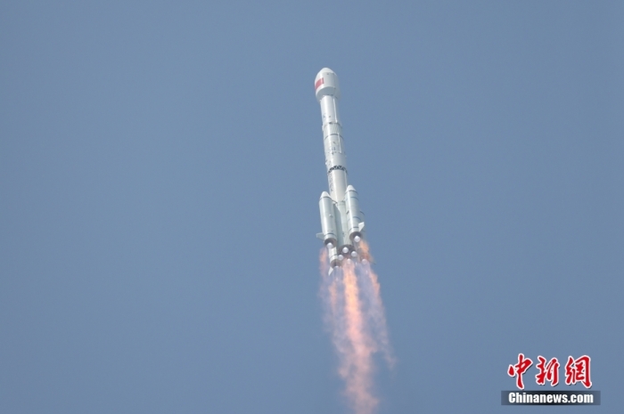 5月17日10時49分，我國在西昌衛(wèi)星發(fā)射中心用長征三號乙運(yùn)載火箭，成功發(fā)射第五十六顆北斗導(dǎo)航衛(wèi)星。該衛(wèi)星屬地球靜止軌道衛(wèi)星，是我國北斗三號工程的首顆備份衛(wèi)星。入軌并完成在軌測試后，將接入北斗衛(wèi)星導(dǎo)航系統(tǒng)。此次發(fā)射是北斗三號工程高密度組網(wǎng)之后，時隔3年的首發(fā)任務(wù)。朱磊 攝