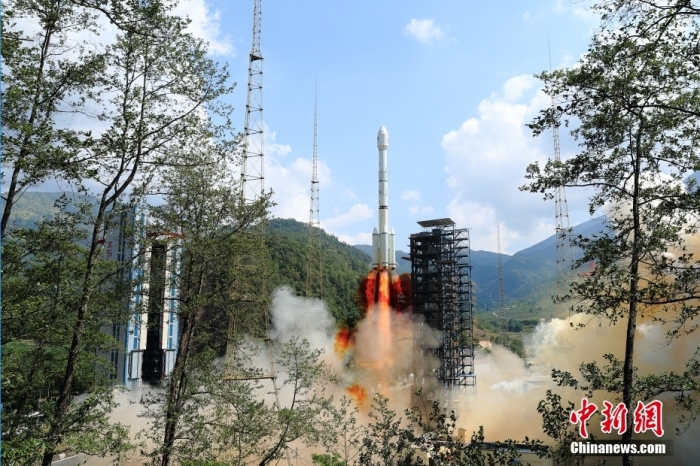 5月17日10時49分，我國在西昌衛(wèi)星發(fā)射中心用長征三號乙運(yùn)載火箭，成功發(fā)射第五十六顆北斗導(dǎo)航衛(wèi)星。該衛(wèi)星屬地球靜止軌道衛(wèi)星，是我國北斗三號工程的首顆備份衛(wèi)星。入軌并完成在軌測試后，將接入北斗衛(wèi)星導(dǎo)航系統(tǒng)。此次發(fā)射是北斗三號工程高密度組網(wǎng)之后，時隔3年的首發(fā)任務(wù)。楊志遠(yuǎn) 攝