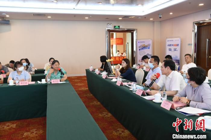 圖為中國銀行廣西分行代表在回應桂林歸義生態農業有限公司總經理夏月紅的貸款需求。　蔣雪林 攝