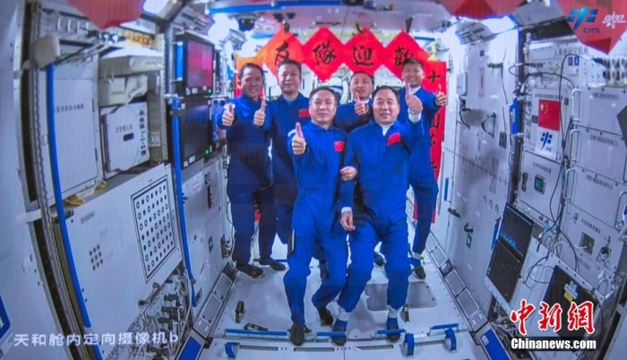 圖為神舟十五號航天員乘組與神舟十六號航天員乘組“全家福”。中國載人航天工程辦公室 供圖