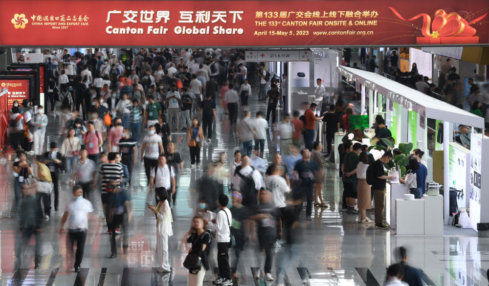 這是4月15日拍攝的廣交會現場。第133屆中國進出口商品交易會（廣交會）全面恢復線下展，吸引220多個國家和地區的數十萬采購商報名參會。新華社記者 鄧華 攝