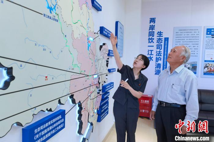 金門同胞參觀金門供水水源生態司法保護基地?！O虹 攝