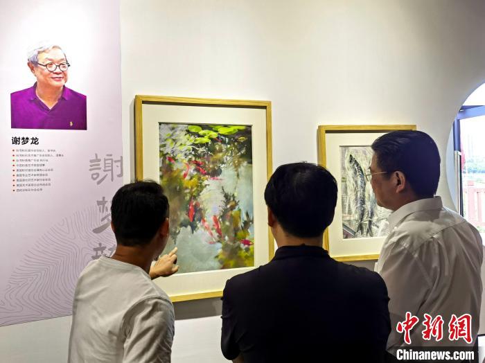 “求同存藝——海峽兩岸藝術(shù)家畫展”展出百余幅兩岸藝術(shù)家畫作?！「毒窜?攝