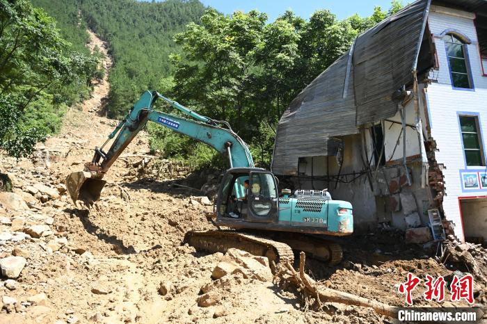 圖為重慶萬州救援現(xiàn)場。　陳超 攝