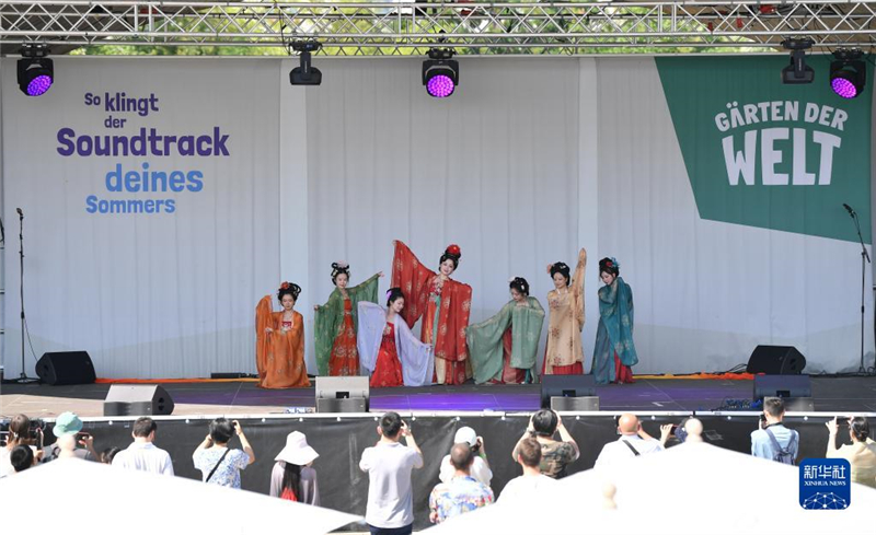 7月8日，在德國柏林世界公園，漢服愛好者進行漢服展示。新華社記者 任鵬飛 攝