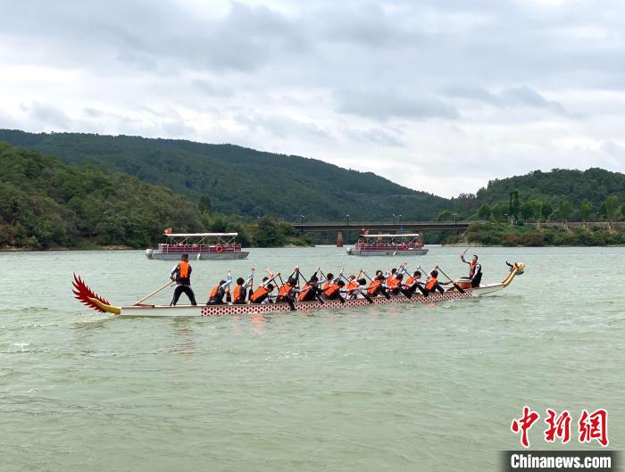 圖為龍舟賽活動(dòng)。　陳靜 攝