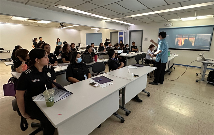 菲律賓移民局官員在移民局總部培訓班參加中文學習。中國駐菲律賓大使館供圖。
