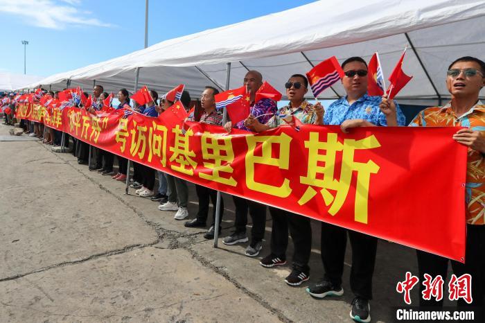 華僑華人、中資機構等拉起橫幅，歡迎“和平方舟”號醫院船來訪?！⌒煳?攝