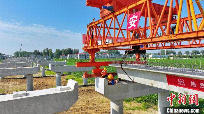 長25米重80噸的箱梁平穩(wěn)、精準地落在S314分離式立交橋25號和26號墩上。　劉玉才 攝