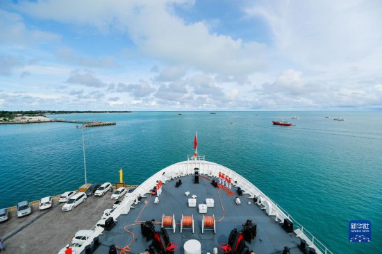 7月22日，中國海軍“和平方舟”號(hào)醫(yī)院船駛離基里巴斯首都塔拉瓦。當(dāng)?shù)貢r(shí)間22日上午10時(shí)，執(zhí)行“和諧使命-2023”任務(wù)的中國海軍“和平方舟”號(hào)醫(yī)院船圓滿結(jié)束對基里巴斯的首次訪問，駛離基里巴斯首都塔拉瓦，前往本次任務(wù)的第二站湯加努庫阿洛法港。新華社發(fā)（黎宇 攝）