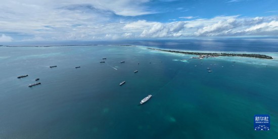 7月22日，中國海軍“和平方舟”號(hào)醫(yī)院船結(jié)束基里巴斯訪問，駛離塔拉瓦港。新華社發(fā)（桂江波 攝）