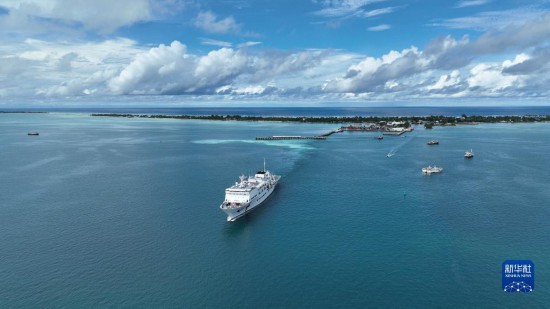 7月22日，中國海軍“和平方舟”號(hào)醫(yī)院船結(jié)束基里巴斯訪問，駛離塔拉瓦港。新華社發(fā)（桂江波 攝）