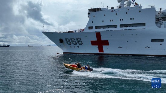 7月22日，中國海軍“和平方舟”號(hào)醫(yī)院船駛離塔拉瓦港途中，基里巴斯當(dāng)?shù)孛癖婑{船揮手告別。新華社發(fā)（桂江波 攝）