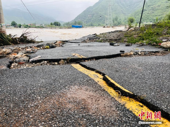 受臺風“杜蘇芮”影響，7月29日至8月1日，河北省淶水縣普降暴雨，持續強降雨和強風天氣引發洪水險情。連日來，當地組織數千人搶險救援隊伍，集中力量加快排水、清理路面、救援拋錨車輛、搶修倒伏電線桿等工作。8月1日，方便面、飲用水、火腿腸、面包等首批調撥救災物資送抵救災一線，并于當天發放到受災群眾手中。目前，淶水縣受損交通、電力、通信等基礎設施正在加緊搶修，山區受困人員已分批轉移，各項搶險救災工作正在有序進行中。圖為淶水縣婁村鎮南安莊村被洪水沖毀的路面。(文/呂子豪 楊猛)李金璐 攝