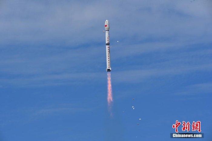 8月3日11時47分，中國在酒泉衛星發射中心用長征四號丙遙四十四運載火箭，成功發射風云三號06星，衛星順利進入預定軌道，任務取得圓滿成功。該衛星將接替在軌超期服役的風云三號C星，探測數據主要用于天氣預報、大氣化學和氣候變化監測業務及研究。汪江波 攝