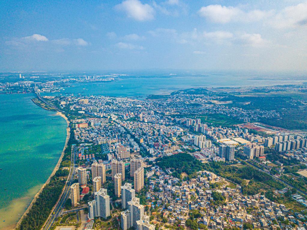 這是海南自貿(mào)港重點(diǎn)園區(qū)——洋浦經(jīng)濟(jì)開發(fā)區(qū)所在的環(huán)新英灣地區(qū)（無人機(jī)照片，2023年2月26日攝）。新華社記者 蒲曉旭 攝