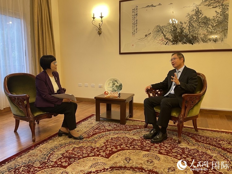 胡長春大使（圖右）接受人民網(wǎng)記者唐維紅采訪。人民網(wǎng)記者 趙艷紅攝