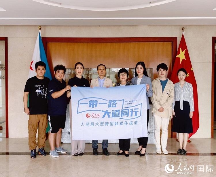 胡斌大使（左四）、使館工作人員與人民網(wǎng)記者合影。