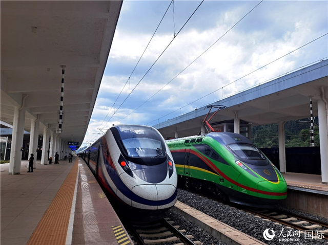 “復(fù)興號”和“瀾滄號”國際旅客列車停靠在老撾磨丁站。人民網(wǎng) 杜明明攝