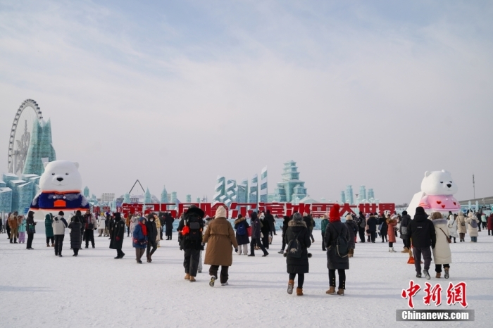1月4日，第25屆哈爾濱冰雪大世界內(nèi)的冰雕吸引游客觀看。白天的冰雪大世界，游客仿佛置身現(xiàn)實(shí)版“冰雪奇緣”。<a target='_blank' href='/'><p  align=