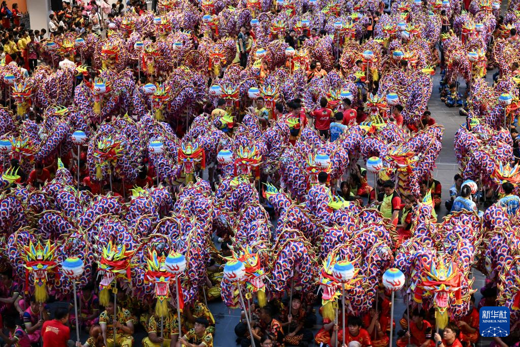 1月7日，演員們?cè)隈R來(lái)西亞雪蘭莪州巴生的一家購(gòu)物中心進(jìn)行舞龍表演。新華社記者 程一恒 攝