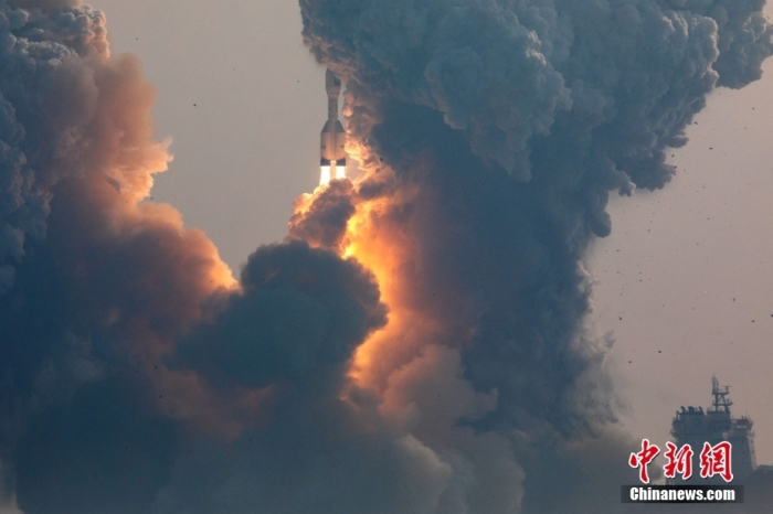 北京時間1月11日13時30分，引力一號遙一運載火箭由太原衛星發射中心在山東海陽附近海域點火升空，將云遙一號18～20星3顆衛星送入預定軌道，飛行試驗任務獲得圓滿成功。這是引力一號火箭首次飛行，創造全球最大固體運載火箭、中國運力最大民商火箭紀錄。圖/太原衛星發射中心