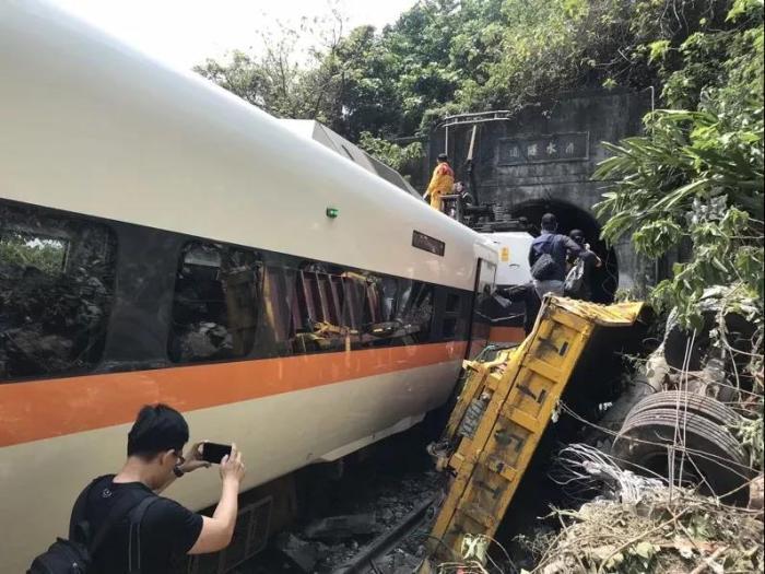 資料圖：2021年4月2日，臺鐵408次太魯閣號發生脫軌事故。圖片來源：臺灣《聯合報》 王燕華 攝