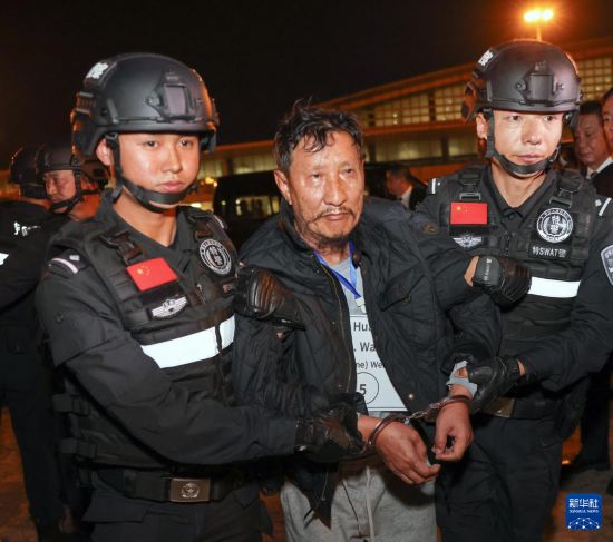 1月30日，在緬甸內比都國際機場，緬甸警方依法向我公安機關移交緬北重大犯罪嫌疑人魏懷仁。新華社記者 殷剛 攝