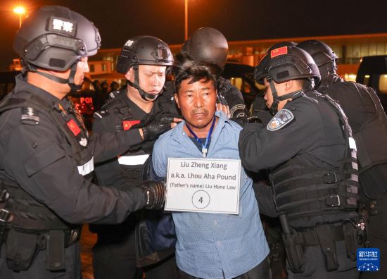 1月30日，在緬甸內比都國際機場，緬甸警方依法向我公安機關移交緬北重大犯罪嫌疑人劉正祥。新華社記者 殷剛 攝