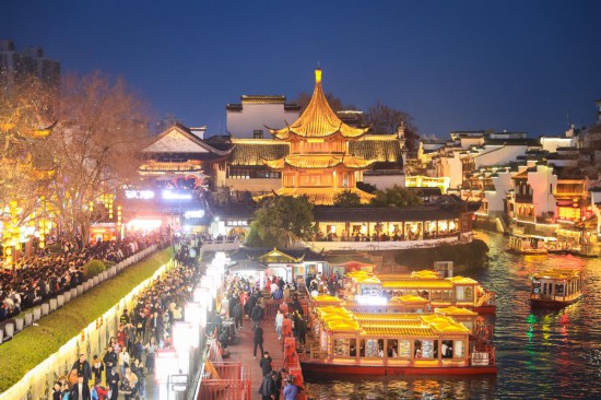 2月14日，游客在南京夫子廟景區(qū)賞燈游玩。（新華社發(fā)，蘇陽攝）
