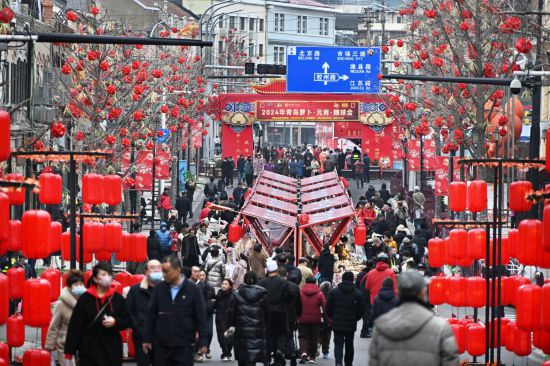 2024年2月18日，游客在2024年青島蘿卜·元宵·糖球會上消費、游玩。新華社記者李紫恒攝