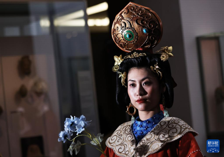 3月13日，在位于法國巴黎的吉美國立亞洲藝術博物館，模特展示敦煌復原服飾。新華社記者 高靜 攝