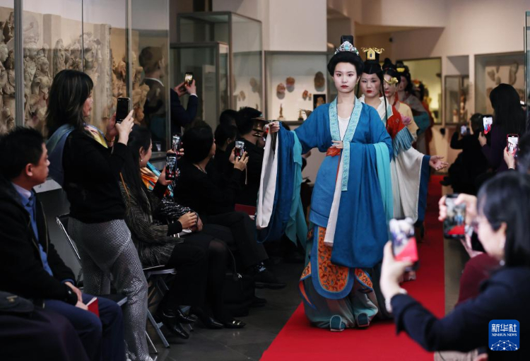 3月13日，在位于法國巴黎的吉美國立亞洲藝術博物館，模特展示敦煌復原服飾。新華社記者 高靜 攝