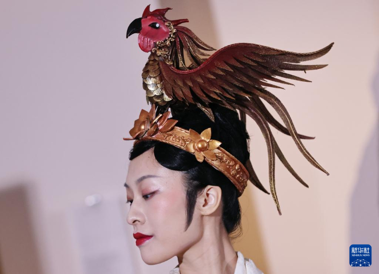 3月13日，在位于法國巴黎的吉美國立亞洲藝術博物館，模特展示敦煌復原服飾。新華社記者 高靜 攝