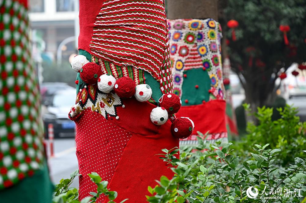 杭州市拱墅區(qū)獅虎橋路上的行道樹(shù)“穿”上了新裝。人民網(wǎng) 葉賓得攝