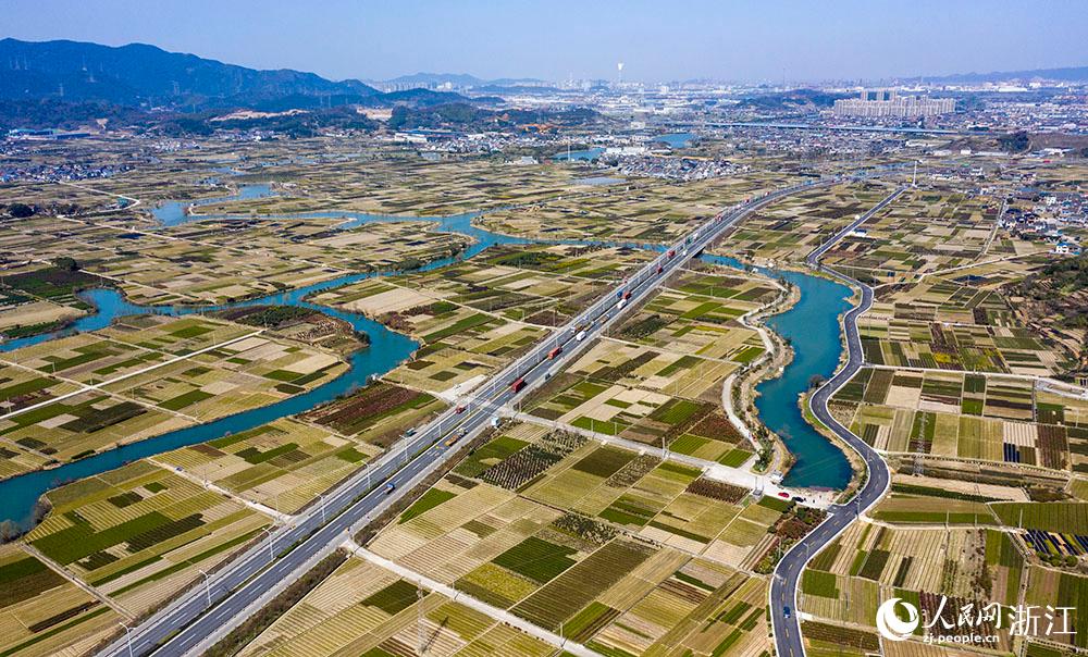 寧波市北侖區柴橋街道的萬畝花田猶如打翻的調色盤。人民網 章勇濤攝