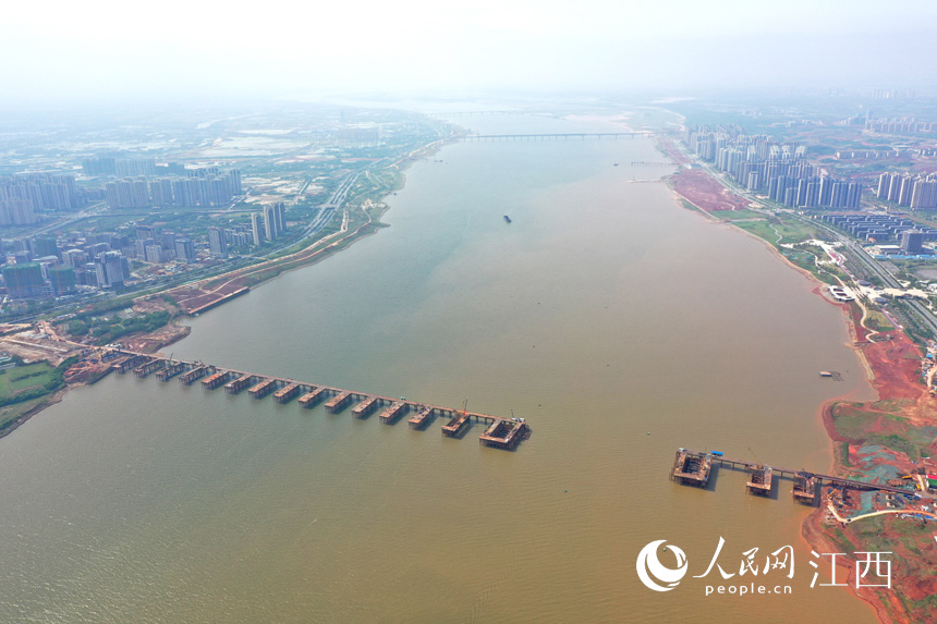 航拍九龍湖過江大橋，該橋是南昌第七座跨贛江通道。 人民網(wǎng) 時(shí)雨攝