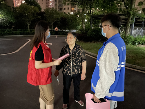工作人員在小區進行宣傳。受訪單位供圖