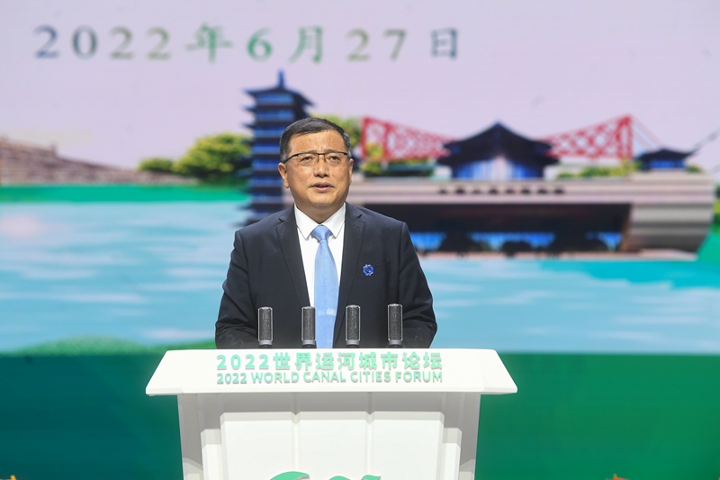 揚州市委常委、常務(wù)副市長陳鍇竑作推介發(fā)言。邵丹攝