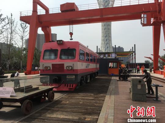公園內的火車車廂與貨場龍門吊等工業遺跡?！「呒t超 攝