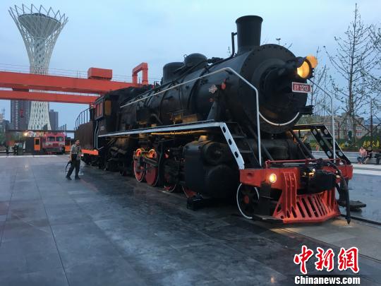 公園內保留布置了蒸汽時代火車頭?！「呒t超 攝
